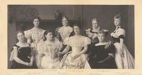 (Mrs. Grover Cleveland und die Ehefrauen der Mitglieder des Kabinetts von Präsident Grover Cleveland)
